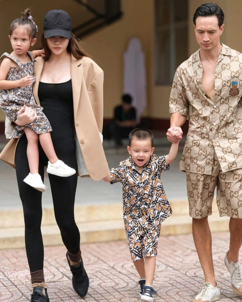 Cặp song sinh của hồ ngọc hà đi đâu cũng như hình với bóng leon được nhiều người hỏi thăm vì chân lắm vết bầm - 4