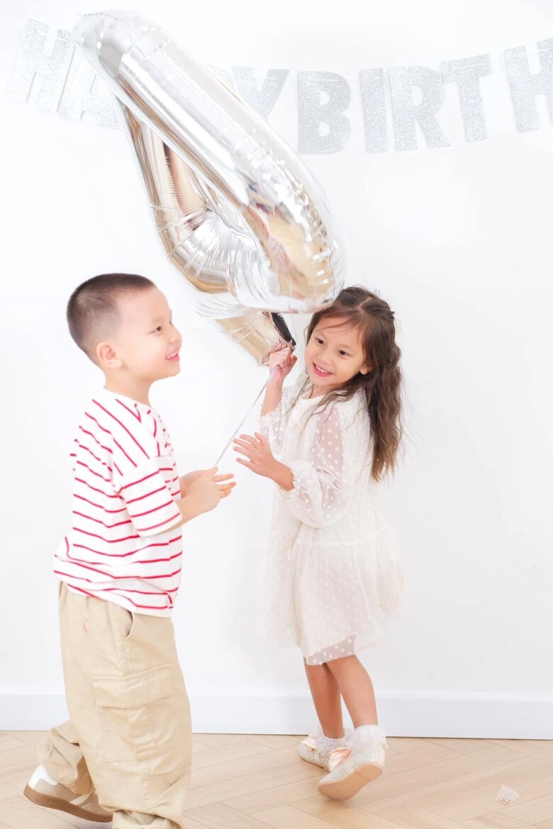 Cặp song sinh của hồ ngọc hà đi đâu cũng như hình với bóng leon được nhiều người hỏi thăm vì chân lắm vết bầm - 5