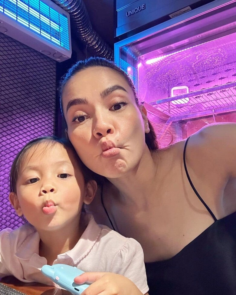 Cặp song sinh của hồ ngọc hà đi đâu cũng như hình với bóng leon được nhiều người hỏi thăm vì chân lắm vết bầm - 6