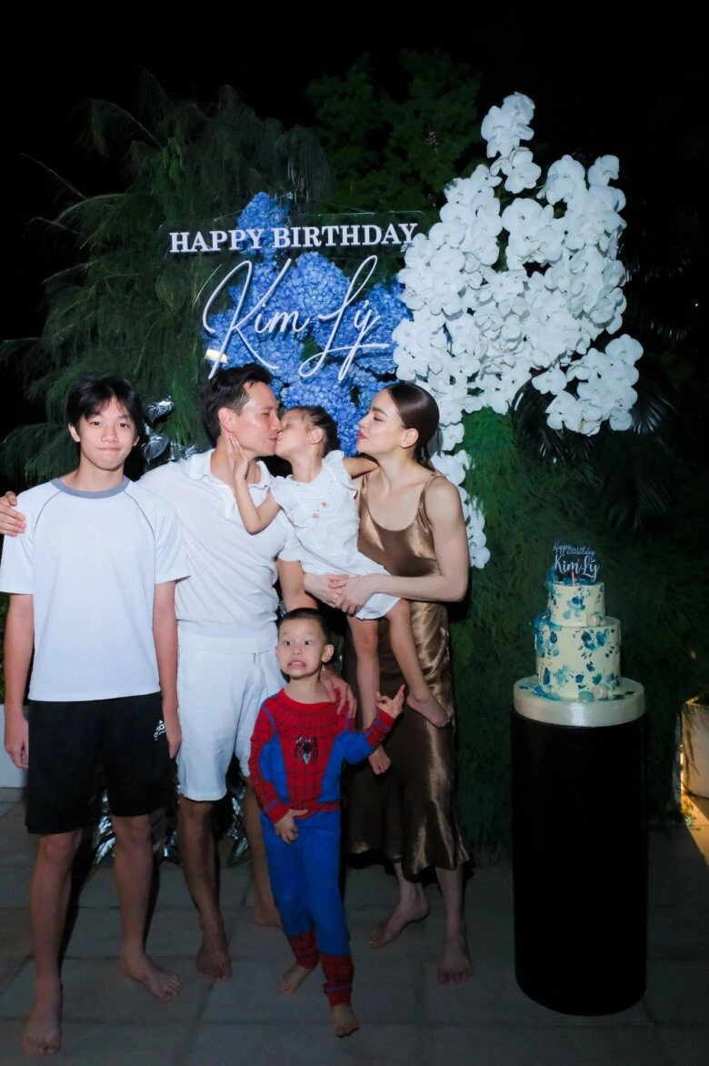 Cặp song sinh của hồ ngọc hà đi đâu cũng như hình với bóng leon được nhiều người hỏi thăm vì chân lắm vết bầm - 10