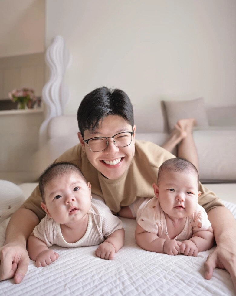 Cặp song sinh nhà gia đình truyền hình như sao y bản chính với ba mới vài tháng tuổi phụ huynh đã muốn cho vào nghề - 1