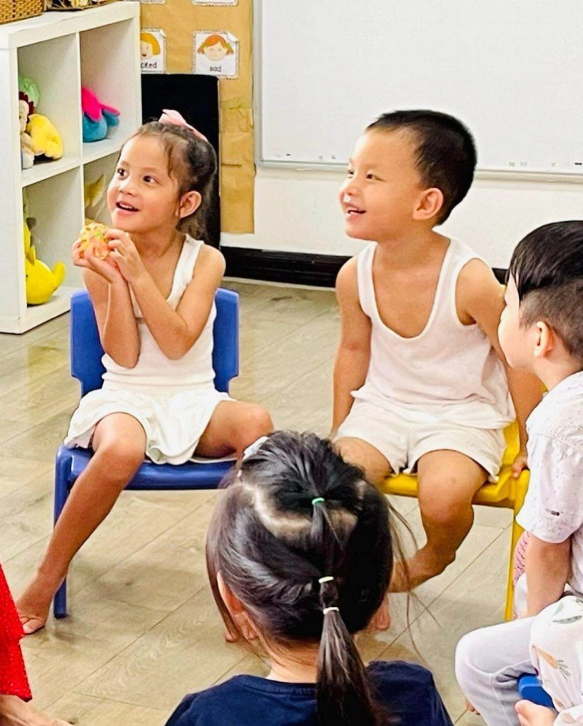 Cặp song sinh nhà hồ ngọc hà không còn nhỏ nhất trường út ú leon ngày nào khóc nhè khi đi học giờ đã khác - 2