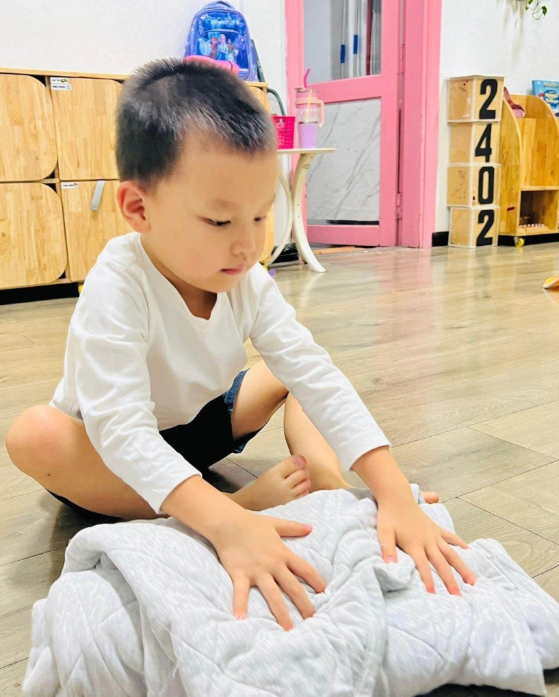 Cặp song sinh nhà hồ ngọc hà không còn nhỏ nhất trường út ú leon ngày nào khóc nhè khi đi học giờ đã khác - 4