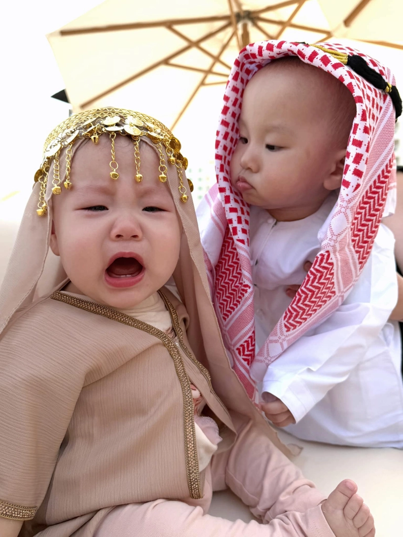 Cặp song sinh nhà phương oanh hóa thành hoàng tử công chúa ở xứ dubai bé jenny được dát vàng trông cực yêu - 2