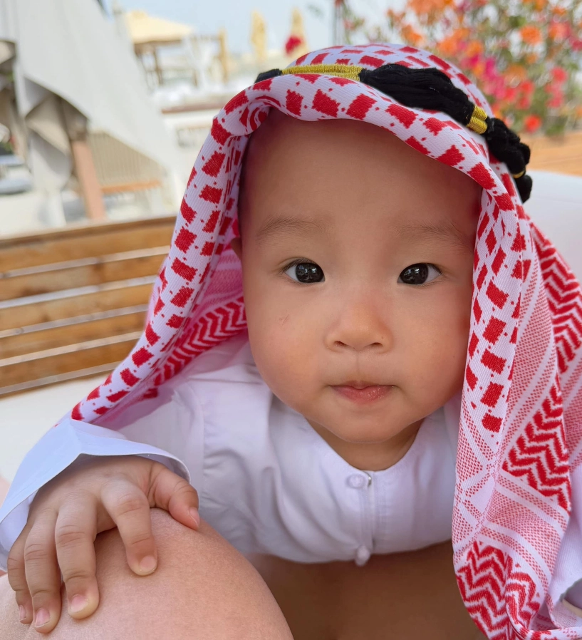 Cặp song sinh nhà phương oanh hóa thành hoàng tử công chúa ở xứ dubai bé jenny được dát vàng trông cực yêu - 3