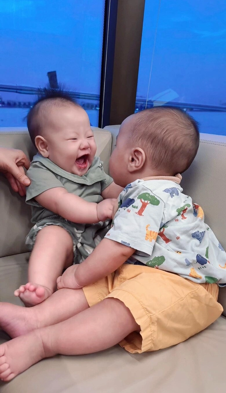 Cặp song sinh nhà phương oanh hóa thành hoàng tử công chúa ở xứ dubai bé jenny được dát vàng trông cực yêu - 9