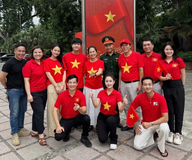 Cặp vợ chồng nsnd - nsưt duy nhất tham gia diễu hành a80 từng là bạn học cấp 3 gia đình tứ đại đồng đường - 1