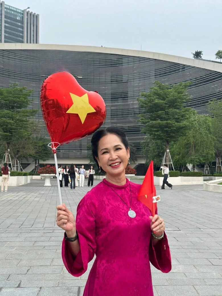 Cặp vợ chồng nsnd - nsưt duy nhất tham gia diễu hành a80 từng là bạn học cấp 3 gia đình tứ đại đồng đường - 3