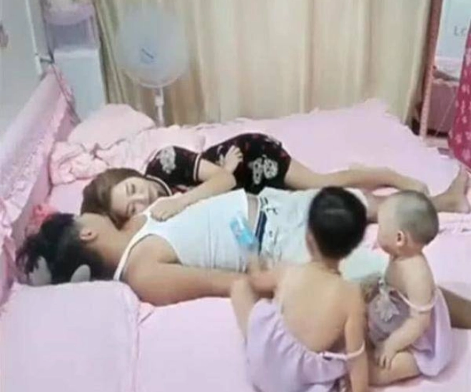 Cặp vợ chồng ôm nhau ngủ trước mặt con phản ứng sau đó của hai chị em sơ sinh không ai ngờ đến - 1
