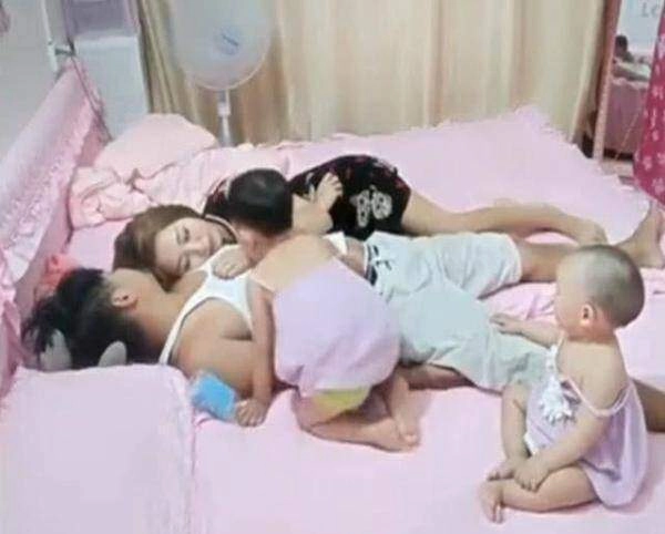 Cặp vợ chồng ôm nhau ngủ trước mặt con phản ứng sau đó của hai chị em sơ sinh không ai ngờ đến - 2