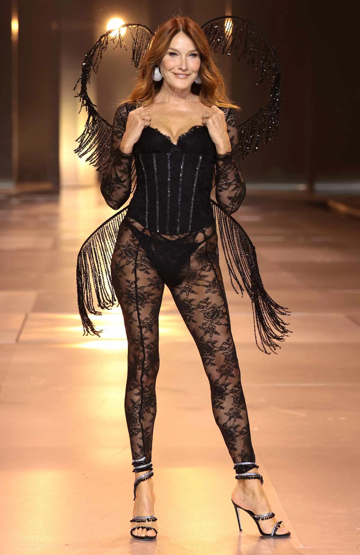 Chân dài u60 trình diễn nội y tại victorias secret là cựu đệ nhất phu nhân pháp nhan sắc hiện tại - quá khứ gây bão - 6