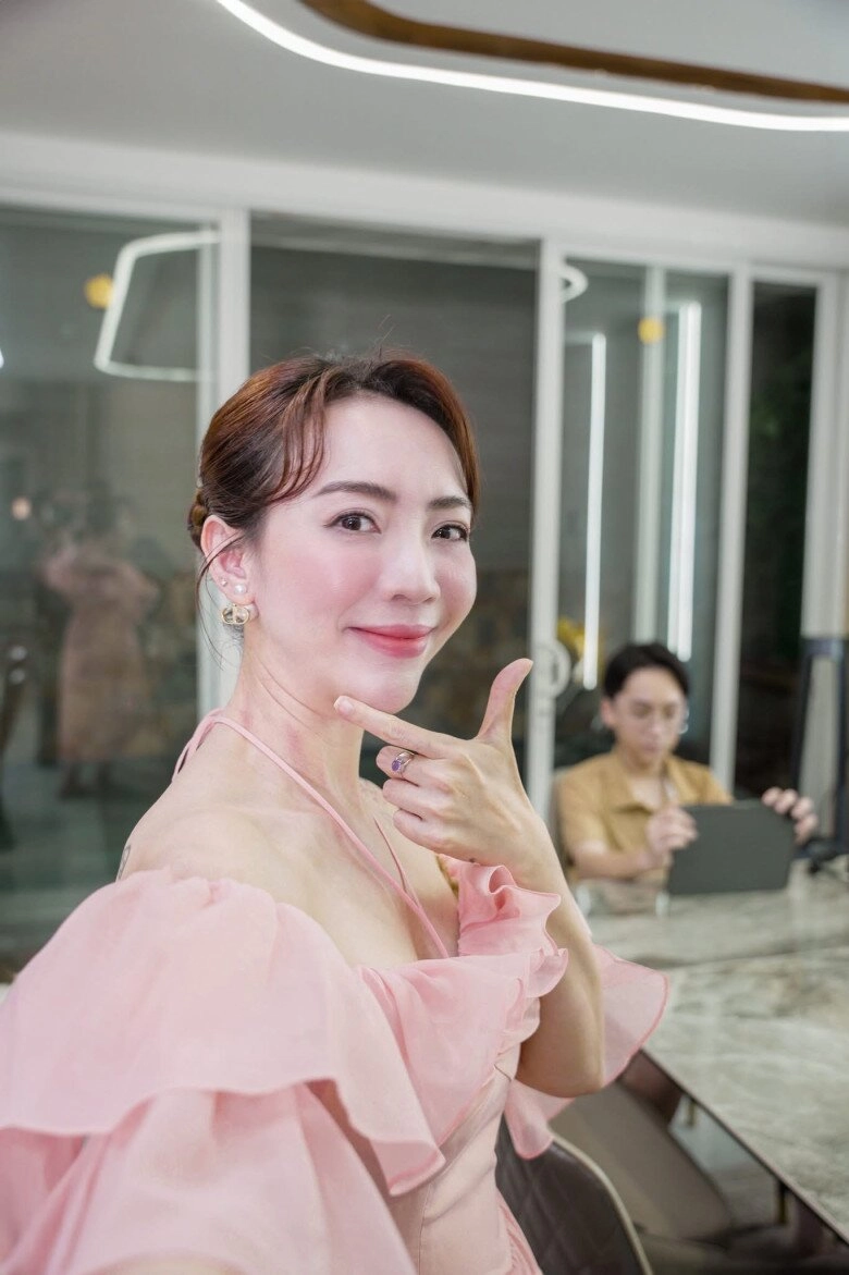 Chân dung 2 hoa hậu làng hài đi lên từ nghèo khó có màn lột xác nhan sắc khiến dân tình câm nín - 4