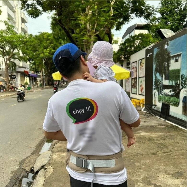 cháu nội nghìn tỷ nhà vua hàng hiệu chưa tròn 1 tuổi đã gặm chân gà mẹ hotgirl nuôi khéo nên tay chân bụ bẫm - 7