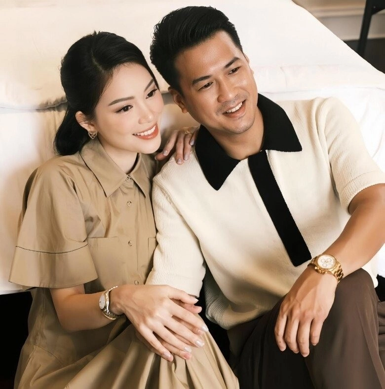 cháu nội nghìn tỷ nhà vua hàng hiệu chưa tròn 1 tuổi đã gặm chân gà mẹ hotgirl nuôi khéo nên tay chân bụ bẫm - 11