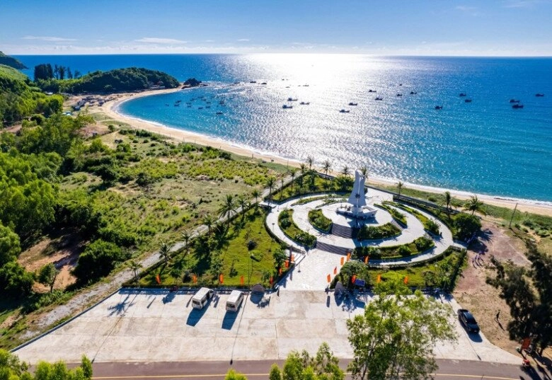 Check-in bãi tắm mà hoa hậu ý nhi vừa khoe dáng nóng bỏng hóa ra là làng chài yên bình choáng ngợp với khung cảnh đẹp tựa tranh vẽ - 2