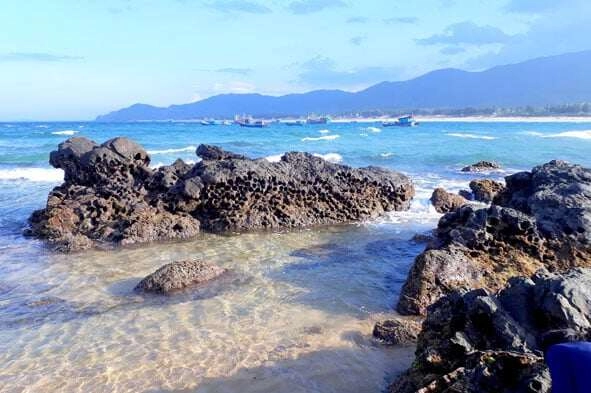 Check-in bãi tắm mà hoa hậu ý nhi vừa khoe dáng nóng bỏng hóa ra là làng chài yên bình choáng ngợp với khung cảnh đẹp tựa tranh vẽ - 3