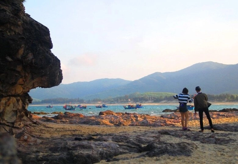 Check-in bãi tắm mà hoa hậu ý nhi vừa khoe dáng nóng bỏng hóa ra là làng chài yên bình choáng ngợp với khung cảnh đẹp tựa tranh vẽ - 5