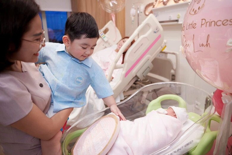 Chi bảo tiết lộ ái nữ vừa chào đời đã khó tính hơn anh trai vợ trẻ còn mơn mởn nhưng đã vội chốt sổ - 7