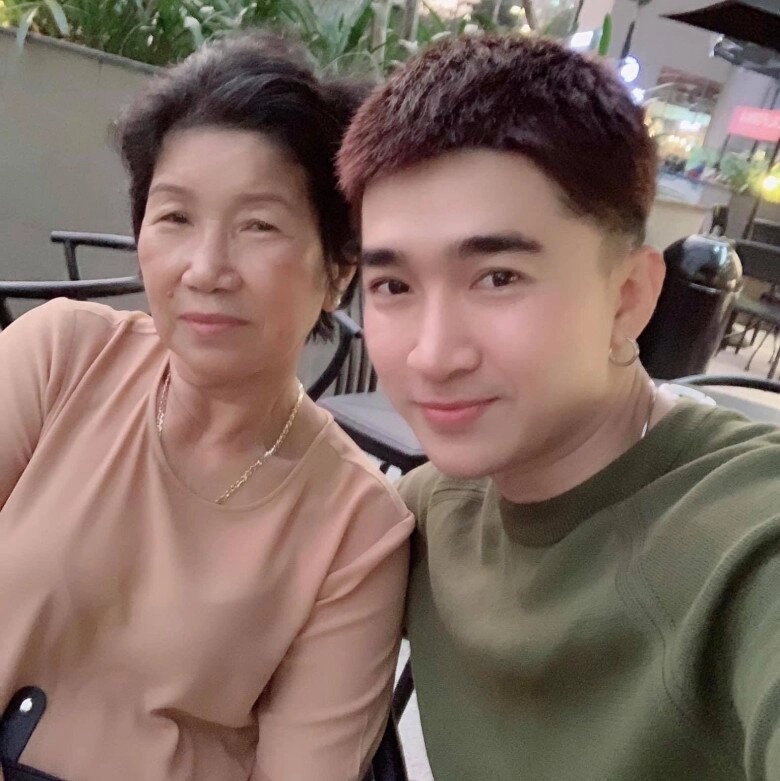 Chi dân nam ca sĩ từng được mẹ vay tiền giúp gây dựng sự nghiệp trước khi qua đời livestream khóc xin lỗi khán giả - 3