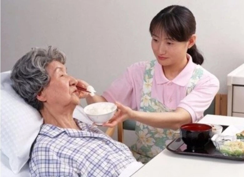 Chị dâu nói mẹ chồng già ăn ít góp cho tôi 4 triệu quá nhiều nào ngờ bà đưa hết lương cho tôi - 2