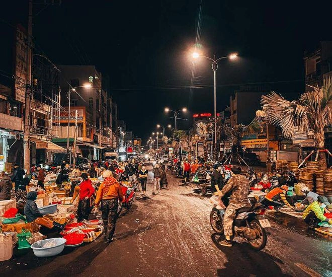 Chợ đêm sầm uất bậc nhất ở gia lai là thiên đường ẩm thực du khách nào cũng mê tít - 1