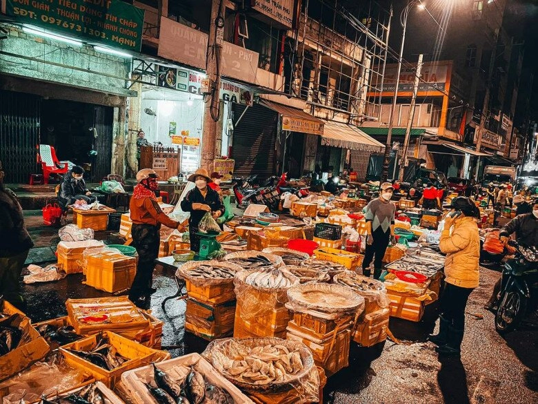 Chợ đêm sầm uất bậc nhất ở gia lai là thiên đường ẩm thực du khách nào cũng mê tít - 2