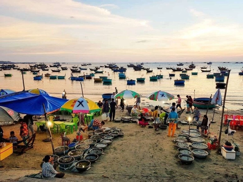 Chợ hải sản nổi tiếng nhất phan thiết mua hàng bằng thau chứ không tính cân khách tây khách ta đều mê - 2