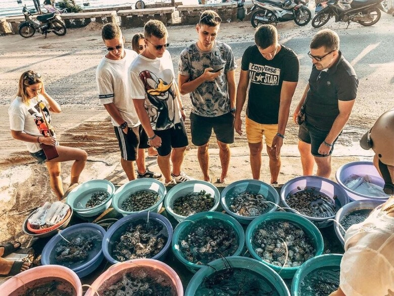 Chợ hải sản nổi tiếng nhất phan thiết mua hàng bằng thau chứ không tính cân khách tây khách ta đều mê - 4