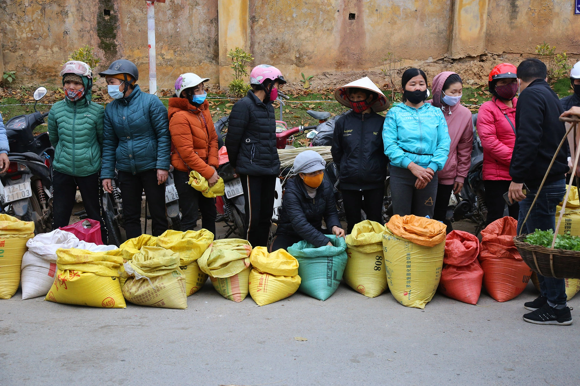 Chợ phiên cổ nhất giữa lòng lạng sơn ai cũng mang theo một thứ để đựng đồ chỉ ở đây mới có một nghề lạ - 3