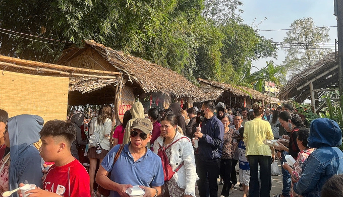 Chợ quê bên cồn hút khách chơi tết - 1