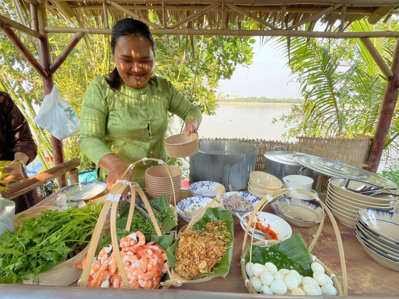 Chợ quê bên cồn hút khách chơi tết - 2