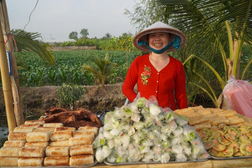 Chợ quê bên cồn hút khách chơi tết - 3