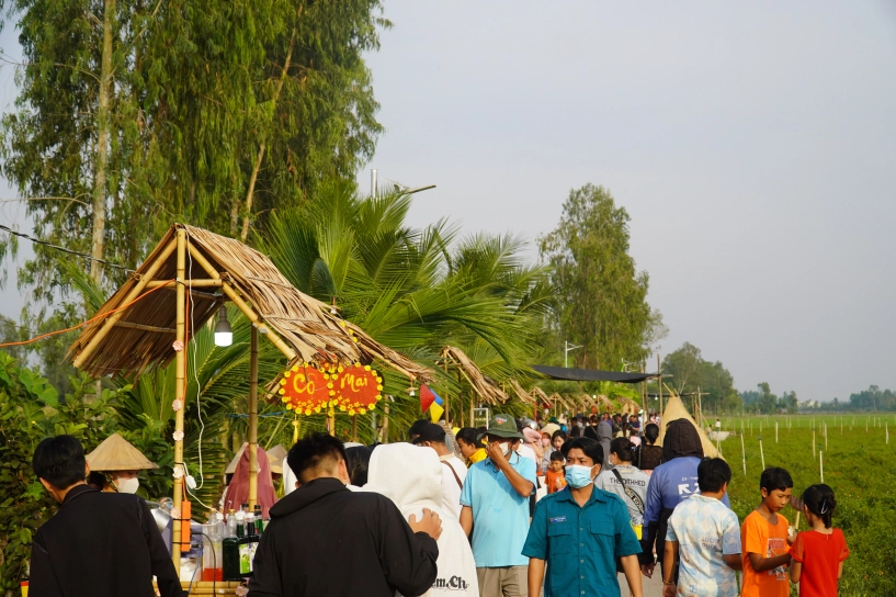 Chợ quê bên cồn hút khách chơi tết - 5