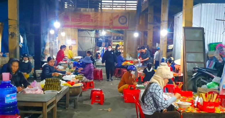 Chợ quê giữa lòng xứ huế hút khách nhờ giá cực rẻ có đến 3 phiên chợ một ngày bán đủ thứ bạn cần - 4