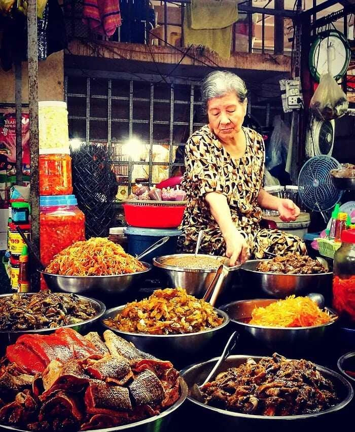 Chợ trăm năm tuổi giữa lòng xứ dừa cấu trúc như một mê cung ai không quen đến sẽ lạc nhưng đồ ăn vặt thì siêu ngon - 5