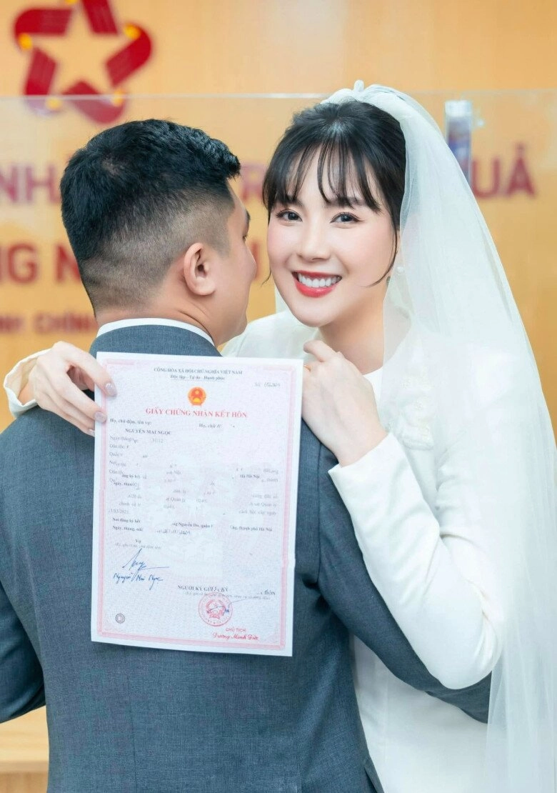Chồng đại gia bắc giang hôn má mai ngọc cực tình nữ mc nghẹn ngào nói gặp ông xã ở thời điểm xấu xí nhất - 5