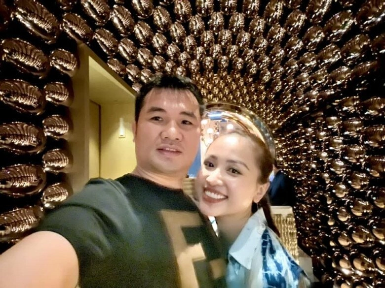 Chồng đại gia khó chịu mỗi khi vân hugo đi về muộn quá 12 giờ đêm nghi ngờ vợ nói dối - 1