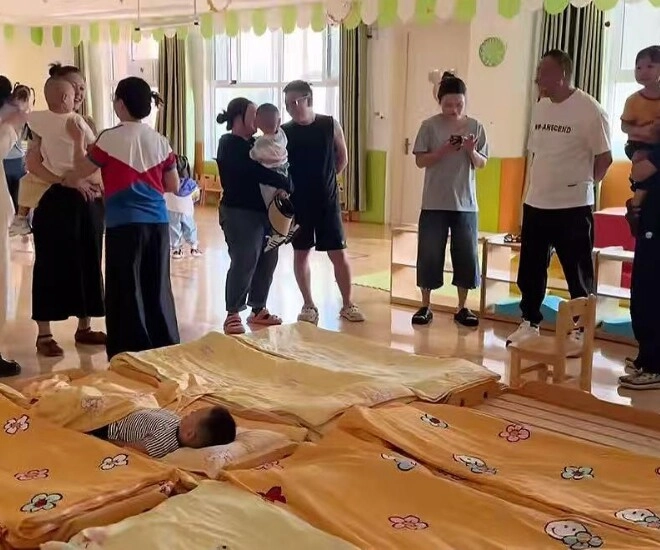 Chồng đến trường đón con mãi không thấy về vợ xót ruột gọi cho cô giáo thì ngã ngửa được xem lại camera - 1