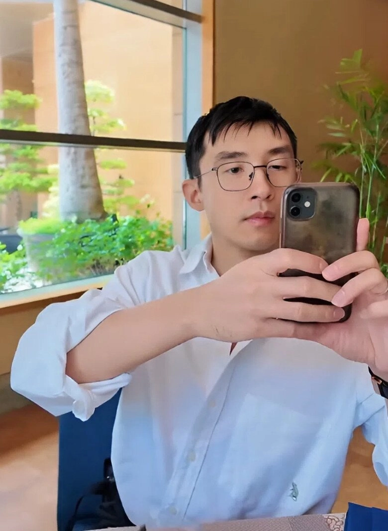 Chồng kém tuổi của midu nín thở để chiều vợ là thiếu gia nghìn tỷ nhưng vẫn dùng điện thoại đời cũ - 2