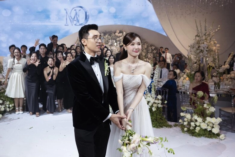 Chồng kém tuổi của midu nín thở để chiều vợ là thiếu gia nghìn tỷ nhưng vẫn dùng điện thoại đời cũ - 4
