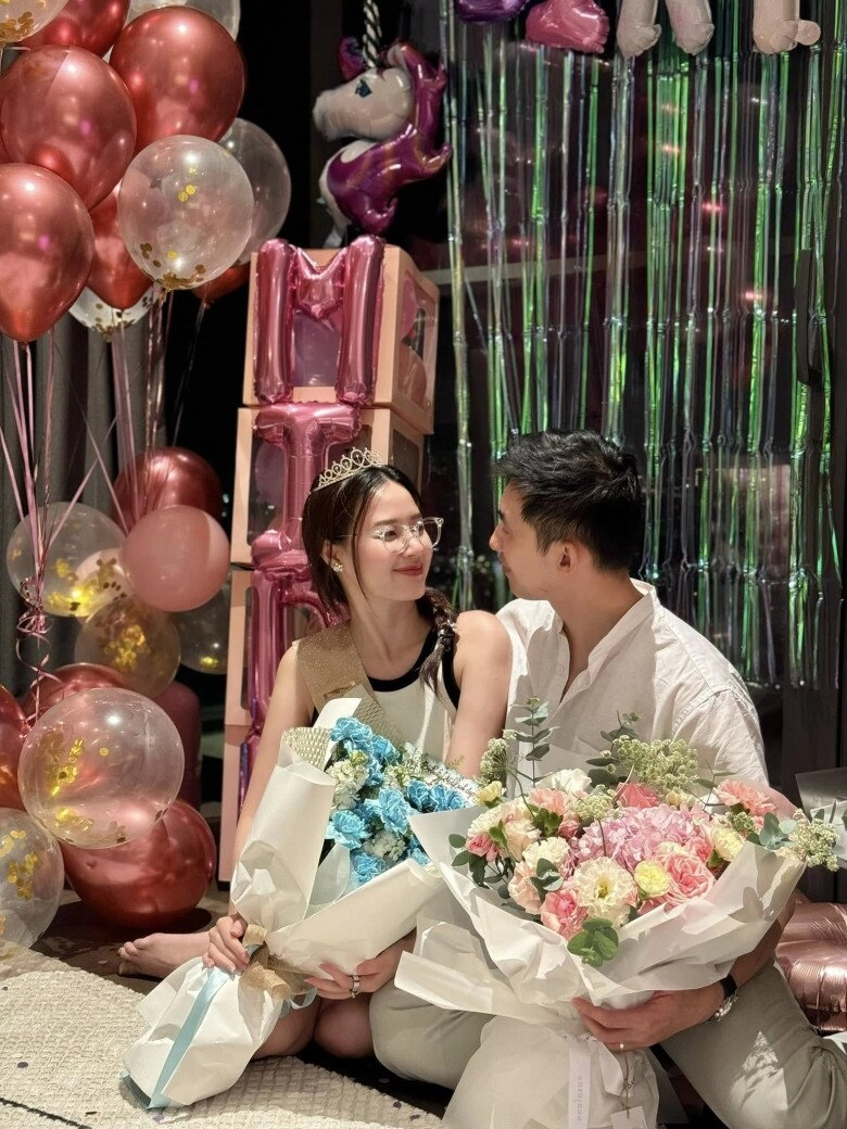 Chồng kém tuổi của midu nín thở để chiều vợ là thiếu gia nghìn tỷ nhưng vẫn dùng điện thoại đời cũ - 11