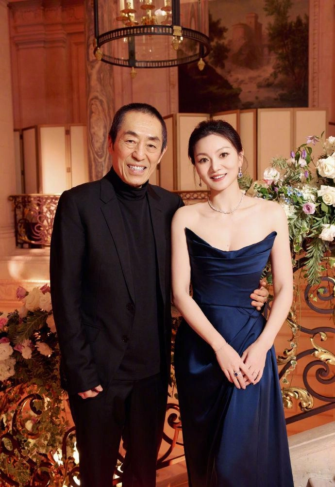 Chồng lăn lộn chụp ảnh cho mỹ nhân showbiz hyun bin bị chê đạo diễn 74 tuổi ngồi xuống hướng dẫn vợ đáng tuổi cháu - 2