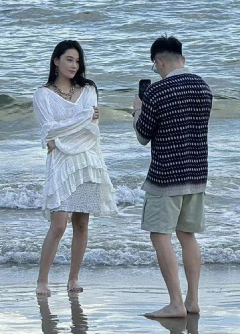 Chồng lăn lộn chụp ảnh cho mỹ nhân showbiz hyun bin bị chê đạo diễn 74 tuổi ngồi xuống hướng dẫn vợ đáng tuổi cháu - 5