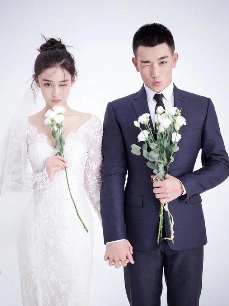 Chồng lăn lộn chụp ảnh cho mỹ nhân showbiz hyun bin bị chê đạo diễn 74 tuổi ngồi xuống hướng dẫn vợ đáng tuổi cháu - 7
