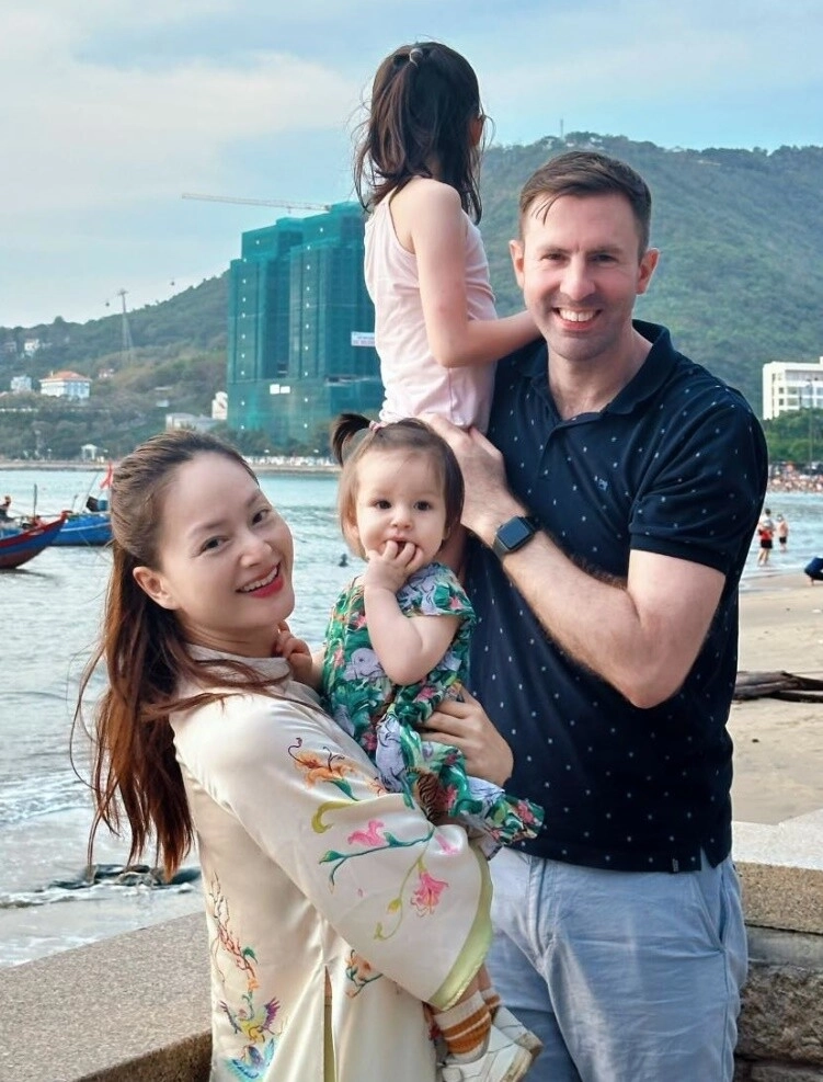 Chồng ngoại quốc của sao việt đón tết ông xã lan phương lâu lâu mới gặp con chồng ấn độ lên chùa cùng bố võ hạ trâm - 2