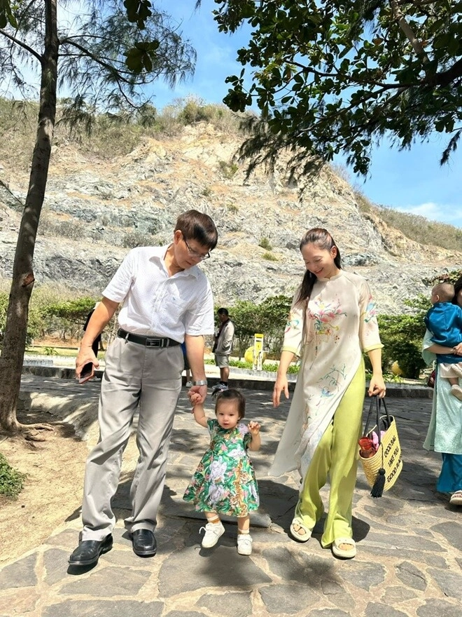 Chồng ngoại quốc của sao việt đón tết ông xã lan phương lâu lâu mới gặp con chồng ấn độ lên chùa cùng bố võ hạ trâm - 4