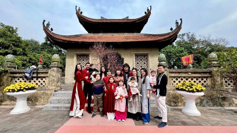 Chồng ngoại quốc của sao việt đón tết ông xã lan phương lâu lâu mới gặp con chồng ấn độ lên chùa cùng bố võ hạ trâm - 10