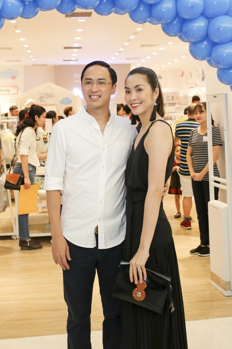 Chồng tăng thanh hà giữ khoảng cách khi xuất hiện cùng dàn người đẹp bao năm chỉ chung thủy một cái nắm tay với vợ - 5