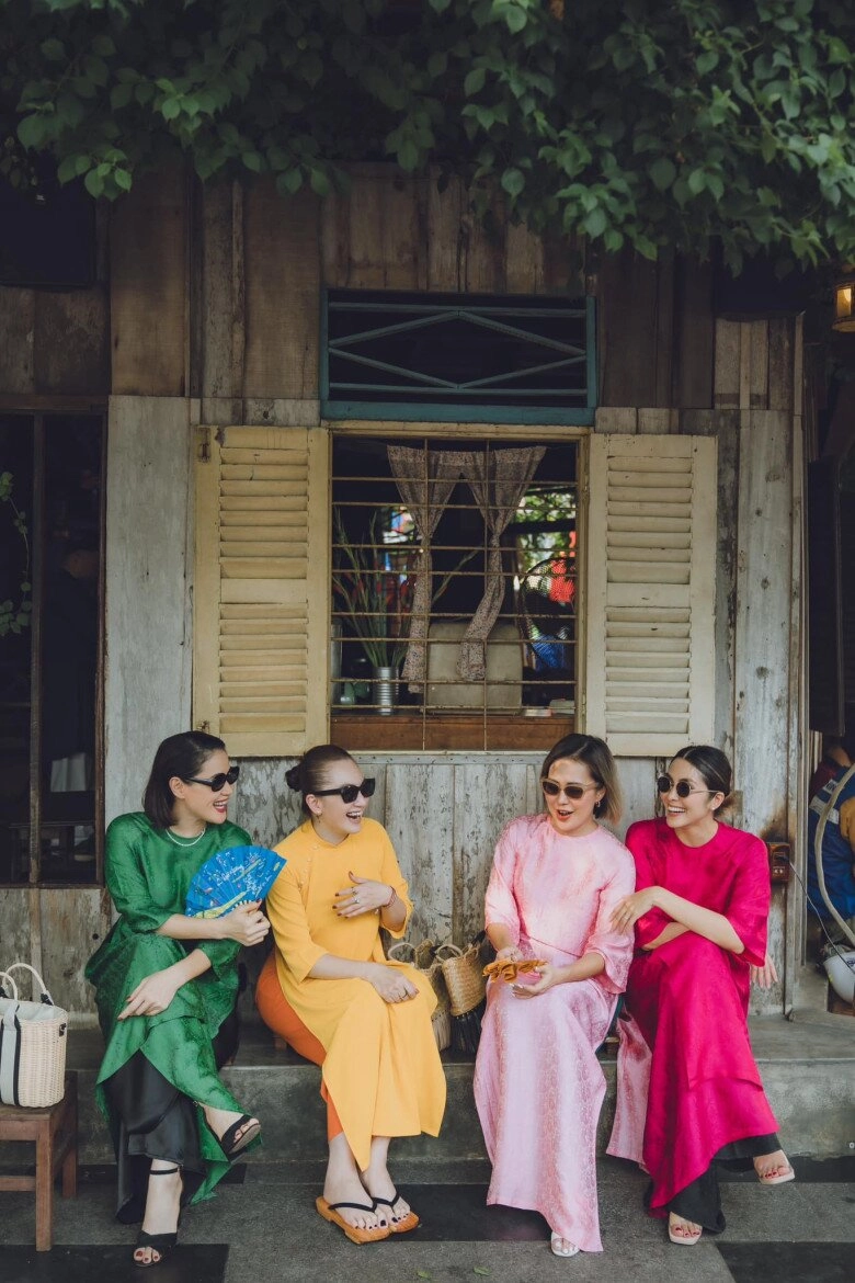 Chồng tăng thanh hà giữ khoảng cách khi xuất hiện cùng dàn người đẹp bao năm chỉ chung thủy một cái nắm tay với vợ - 11