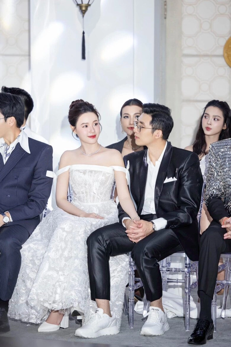 Chồng thiếu gia của midu giữ vợ kè kè đi show toàn mỹ nhân nhưng chẳng buồn để mắt tới ai - 1